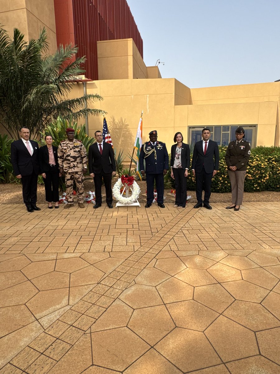 USEmbassyNiamey's tweet photo. Nine years ago, eight brave soldiers – four Nigeriens and four Americans – lost their lives in an attack near Tongo Tongo. Today, Embassy Niamey honored their courage and sacrifice in a solemn ceremony at our remembrance area.
 
Americans and Nigeriens fought side by side, and our shared determination to confront terrorism and keep our people safe endures. 🇺🇸🇳🇪

—-

Il y a neuf ans, huit courageux soldats — quatre Nigériens et quatre Américains — ont perdu la vie lors d’une attaque près de Tongo Tongo. Aujourd’hui, l’Ambassade des États-Unis à Niamey a rendu hommage à leur courage et à leur sacrifice lors d’une cérémonie solennelle organisée dans notre espace de recueillement.

Américains et Nigériens ont combattu côte à côte, et notre détermination commune à lutter contre le terrorisme et à assurer la sécurité de nos populations demeure intacte. 🇺🇸🇳🇪