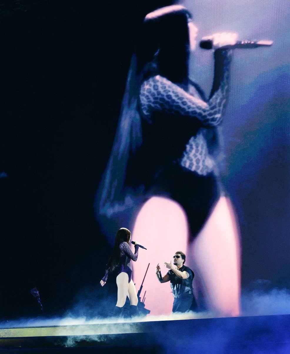 NewsWeeknd's tweet photo. Jennie shared photos along with a sweet message thanking The Weeknd for inviting her on stage during his Seoul show. ❤

“one of the girls with @theweeknd finally alive in Seoul !! thank you for having me 주말오빠 🖤” 

“💜💜💜 a dream stage moment in seoul thank you The Weeknd for having me. what a night!!”