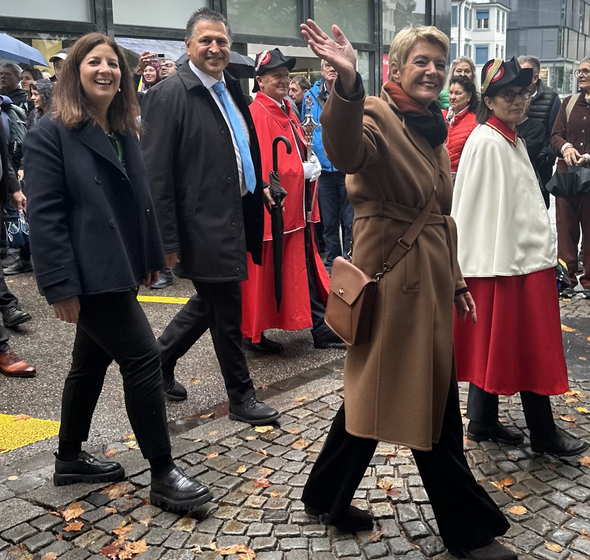 efd_dff's tweet photo. Olma-Wetter (schlecht), aber auch Olma-Stimmung (gut) am traditionellen Umzug mit dem Gastkanton Schwyz (Motto: Schwyz liefert): Bundesrätin Karin Keller-Sutter, die St. Galler Regierungspräsidentin Laura Bucher und der Schwyzer Landammann Sandro Patierno. https://t.co/d0eawDpMbv