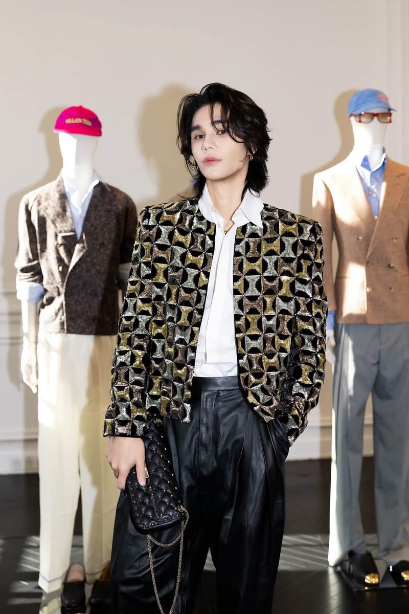 AllNews_th's tweet photo. เจฟ ซาเตอร์ พาเยี่ยมชมคอลเล็กชั่น VALENTINO ANTIBIBLIOTECA SPRING-SUMMER 2027
 
#JeffSatur 
#ValentinoAntibiblioteca

🔗 https://t.co/DY2TwRYiXP
แบรนด์แอมบาสเดอร์ประจำเมซง เจฟ ซาเตอร์ (Jeff Satur) พาเยี่ยมชมรายละเอียดจากคอลเล็กชั่น Valentino Antibiblioteca Spring-Summer 2027 ผลงานการออกแบบโดยผู้อำนวยการฝ่ายสร้างสรรค์ อเลสซานโดร มิเคเล่ (Alessandro Michele) ซึ่งจัดแสดงแฟชั่นโชว์ไปเมื่อวันที่ 4 ตุลาคม 2027 ณ กรุงปารีส ประเทศฝรั่งเศส

ได้ร่วมสำรวจรายละเอียดของเสื้อผ้าทั้งฝั่งสุภาพสตรีและสุภาพบุรุษ รวมถึงเครื่องประดับจาก Valentino Garavani อย่างใกล้ชิด ถ่ายทอดดีเอ็นเออันโดดเด่นของเมซงผ่านเทคนิคระดับสูง การเลือกใช้แมตทีเรียลที่หลากหลาย สะท้อนจิตวิญญาณของเมซงได้อย่างชัดเจน

@maisonvalentino

CREDIT: Valentino