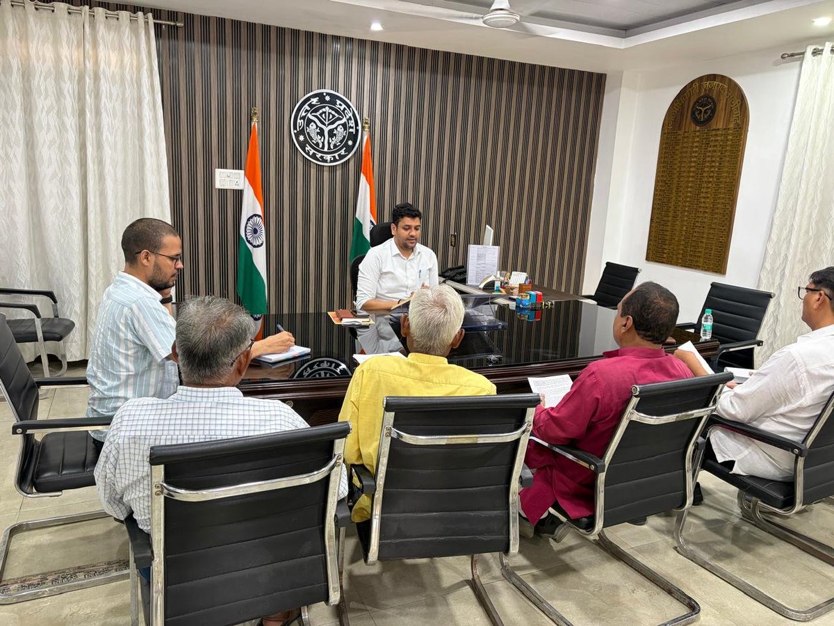 Dm_Aligarh's tweet photo. ��ारत निर्वाचन आयोग के निर्देशों के क्रम में विशेष अभियान के संबंध में आज समस्त मान्यता प्राप्त राजनीतिक दलों के प्रतिनिधियों के साथ बैठक आयोजित की गई। बैठक में आयोग के निर्देशों, अभियान की कार्ययोजना एवं आगामी कार्यवाही के संबंध में विस्तार से अवगत कराते हुए निर्वाचन प्रक्रिया में सभी दलों की सहभागिता सुनिश्चित करने पर बल दिया गया। बैठक में सभी राजनीतिक दलों के प्रतिनिधि उपस्थित रहे।