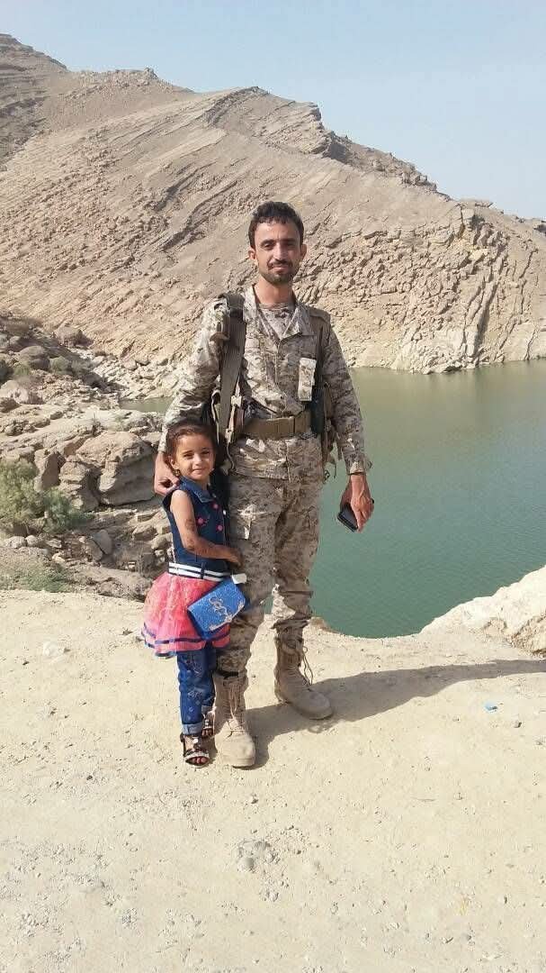 akozal2's tweet photo. من الذاكرة
قائد جبهة هيلان العقيد عبدالحافظ النور .. في رسالة بعثها لزوجته قبل ساعتين من الهجوم الأخير .. 
نص الرسالة ..
زوجتي الحبيبه يامن وقفتي الى جانبي دائما ، تحملتي غيابي ، لا اعلم كيف سيكون خبر وفاتي عليك لكنني كما عهدتك مدرسة لي في الصبر فقد تعلمت منك الكثير ..
غاليتي كنت نعم الزوجة لي فأنتي  اغلى ما املك ، ل��ن الدين و��لوطن له واجب علي ، ذهبت لأتركك مع زهرتين مازالتا في المهد وهما بناتي كنت لهم الام والاب  لكثرت غيابي عنهن ، ربيتيهن وعلمتيهن ليكونا مثلك تماما ، فنعم ما خترت لهن من أم .
 عزيزتي : إن سألت طفلتي شهد عني فقولي لها اني ضحيت بدمي لتعيش في هدوء  وطمئنان ، وإن كبرت عهد التي لم اسمع منها كلمة بابا ، وسألت عني فقولي لها اني احبها هي واختها شهد ، واني كنت اتمنى ، ان اراهم يكبرون امام عيني لكن الشهادة هيا امنيتي الكبرى 
انا ذهب للجهاد دفاعا عن الدين والوطن ، واخذ بثأر لشهدائنا الكرام ، فإن كتب الله لي انصر والعودة ، فاالحمد الله وان كتب الله لي اشهادة ، فالحمد الله لا أريد من�� البكاء والنحيب ، لكن اريد منك الدعاء اعذريني على كل تقصير تجاهك ، اعذريني ان لم اكن الزوج المثالي .
 لكي هذه الاسطر غاليتي ، اكتبها على عجالة من امري فقد حان وقت الهجوم استودعك الله الذي لا تضييع ودائعه وحفظك االله انتي وصغيراتي من كل مكروه وفي الجنان لنا القاء ان شاءالله  دعواتك لي بالنصر او الشهادة
والسلام عليكم ورحمة الله وبركاته
زوجك / عبدالحافظ النور 

*الصورة للشهيد القائد عبدالحافظ