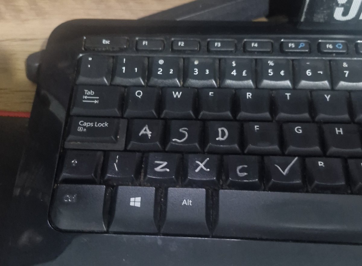 ateiadoaranha's tweet photo. to tendo que escrever as letra do teclado com canetinha e o povo me pedindo pix kkkkkk https://t.co/JfsL1zHP4X