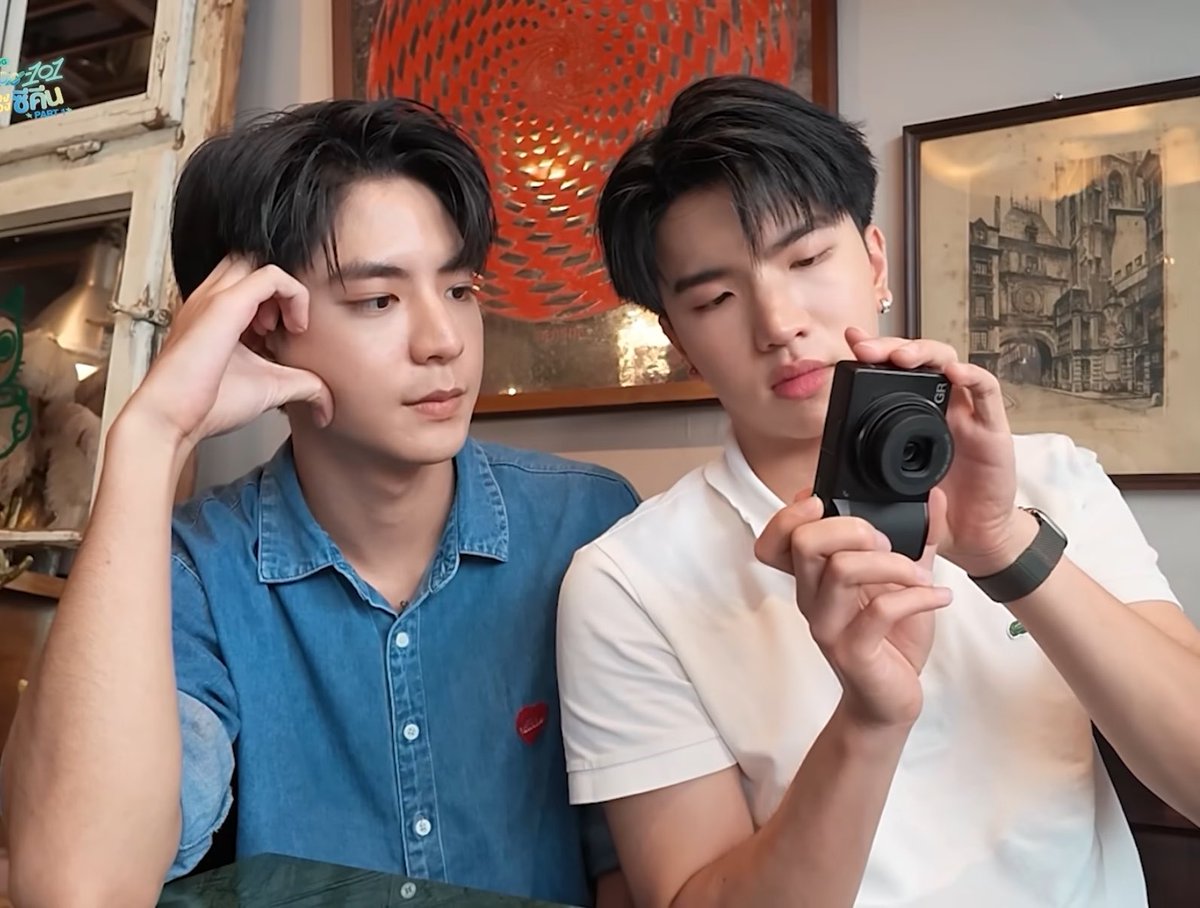 Fjrppw's tweet photo. มุมใน vlog ว่าเขินแล้ว มุมพี่ทีมงานแอบถ่ายเขินกว่าอี๊กกกกก แค่นี้ก็ฟินมากมะหวายแน้วอยู่ไม่หวายยยๆๆๆ

TWO HALVES OF A WHOLE   

#WEIRDO101SeriesEP9 https://t.co/1C5EjmN1jP