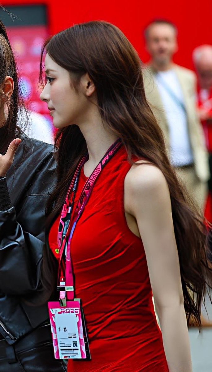cocochoco_3's tweet photo. อันนะ F1 Singapore GP วันนี้ กูให้นะเว้ย ชีใส่แดงแล้วขึ้นเนาะ แล้วชุดส่งหุ่นชีเว่อร์ https://t.co/YgT6OQHMT2
