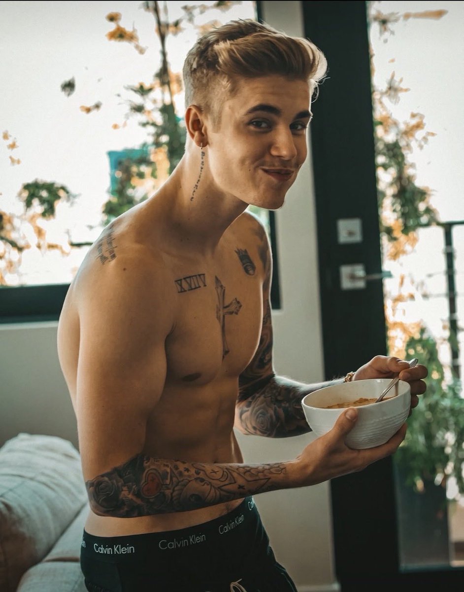 Justin1994just's tweet photo. MÁS fotos de la etapa bizzle😝😝
PORQUE ES TAN GUAPO😩
#justinbieber #belieber #bizzle https://t.co/VS692oIJxy