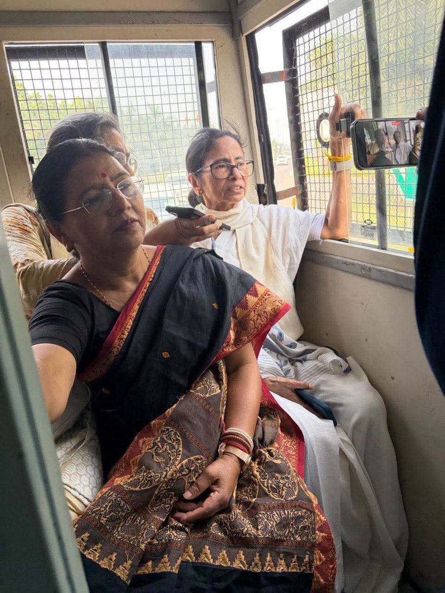 KunalGhoshAgain's tweet photo. দিল্লিতে প্রিজন ভ্যানে তোলা হল @MamataOfficial মমতা ব্যানার্জিকে। তীব্র বিরোধিতা করছি। যদি আটকের পরিকল্পনা থাকে, তাঁর উচ্চতার নেত্রীকে প্রিজন ভ্যানে তোলা উচিত হয়নি। বিকল্প গাড়ির ব্যবস্থা রাখা উচিত ছিল। তাছাড়া মমতা ব্যানার্জিকে ধরবেই বা কেন? তিনি কোনো আইন ভাঙেননি। দিল্লিতে
রাষ্ট্রীয় দমনপীড়ন সীমা ছাড়িয়েছে।