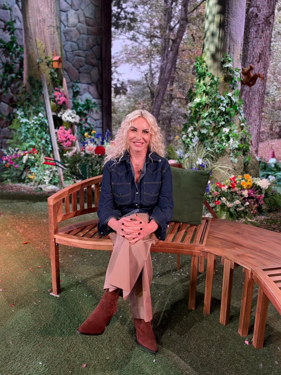 StandByMeTV's tweet photo. 💥#Boom di #Ascoltitv: la regina del venerdì è tornata! 👑 
✨Esordio da record per #TheVoiceSenior, ed #Èsempremezzogiorno è il #1 programma più visto del suo slot sfiorando il 19%sh e 1.7mln amr. ✨
💕Grazie a tutti 💕 @antoclerici @mezzogiornorai1 https://t.co/eXVK8ZvemE