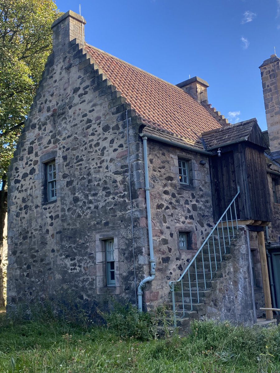 edinburgh's tweet photo. Abbey Strand, viewed from the Physic Garden.
 
Tucked beside the Palace of Holyroodhouse and dating back to around 1490, this oldest section of Abbey Strand, may have been the Abbot's mansion.  Over the centuries, the buildings have served as homes, workshops, shops and lodgings.
 
A fascinating piece of old Edinburgh.