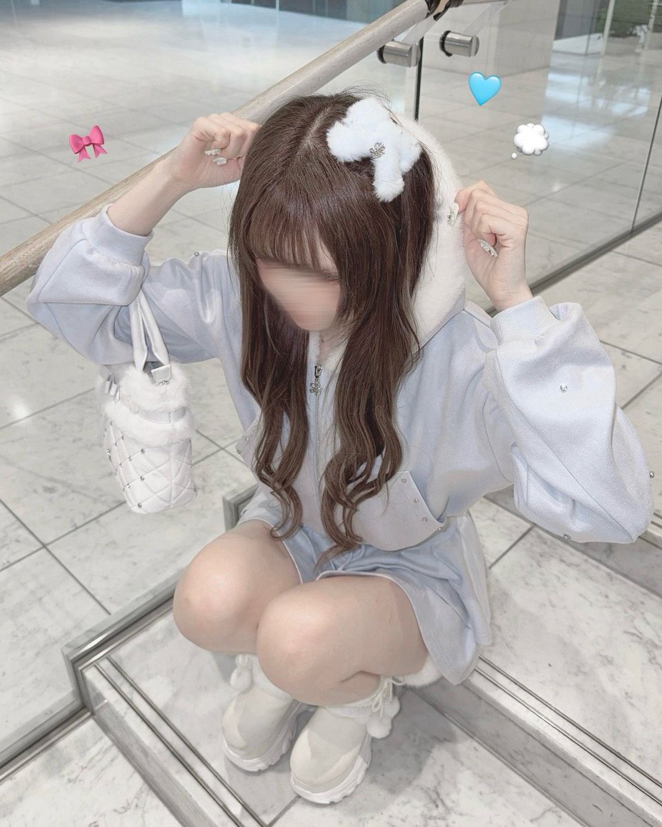 LAFARY_closet_'s tweet photo. 秋冬コーデに合わせたいふわふわリボン🎀🤍
巻き髪につけるだけでかわいさ増し増し＞ω＜💞
https://t.co/SzQjsDSBKs https://t.co/xRrpAmYoFG