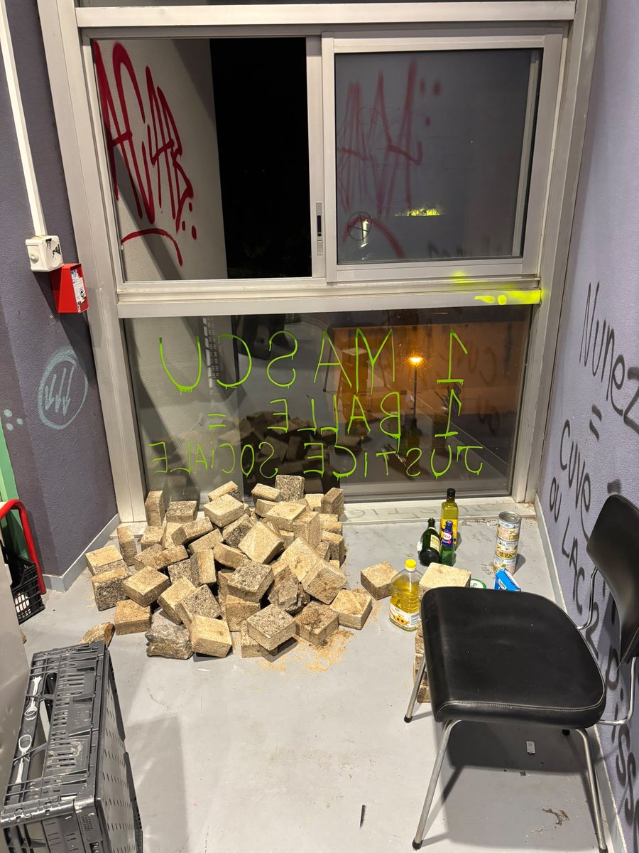 mvalet_officiel's tweet photo. Merci aux policiers et aux CRS 🇫🇷 à Nantes d’avoir délogé les gauchistes de la fac après trois jours d’occupation illégale.

Ils ont tout saccagé, mais TOUT ! Il y en a pour des milliers d’euros de dégâts.

Je refuse que nos impôts servent à payer leurs dingueries : ça suffit, on n’est pas là pour éponger leur casse !

Regardez l’une des photos : les squatteurs avaient stocké un gros tas de pierres près des fenêtres, en hauteur. Lancées depuis ce point haut, ces pierres peuvent tuer un policier.

Et sur le mur, vous remarquerez ce slogan : « Un flic, une balle, justice sociale »…

Voilà leur conception de la justice sociale : des menaces contre nos policiers et une fac saccagée !

L’extrême-gauche pourrit tout, mais TOUT !
