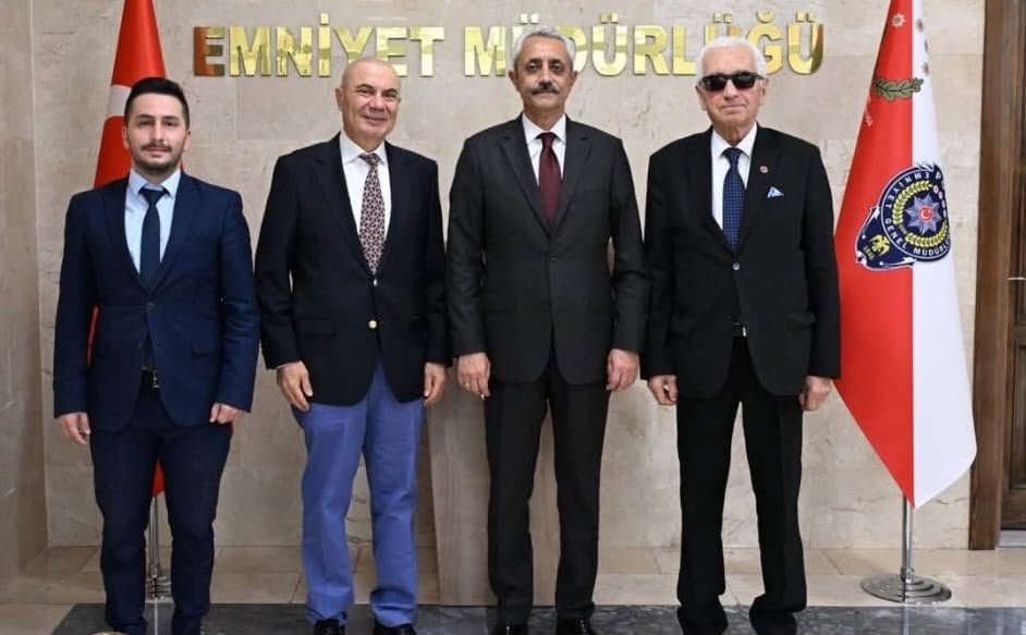 ituncoglu's tweet photo. Cumhurbaşkanlığı Kararnamesiyle Kütahya İl Emniyet Müdürü olarak atanan Arif Hakan Tandoğan’a;tebrik ziyaretinde bulunduk 
Sn. İl Emniyet Müdürümüzün samimi ve candan konukseverliğine,
Nezaketine teşekkürlerimizi sunuyoruz
@ituncoglu
#İsmailYavaş
#ÜmitEfe
#SosyalYrd.Kültür Vakfı https://t.co/Juwd98362U