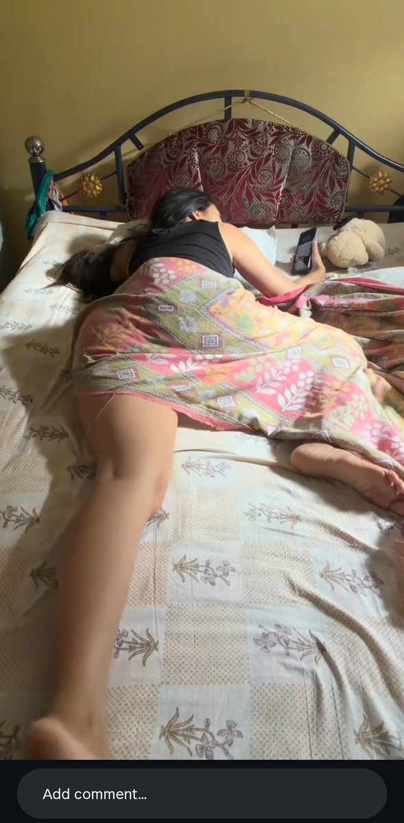 Chutbhenki01's tweet photo. Meri bhen phone chala rhi hai , bol rhi hai ki mere liye khana le aao bhai https://t.co/XCWZSvirHn