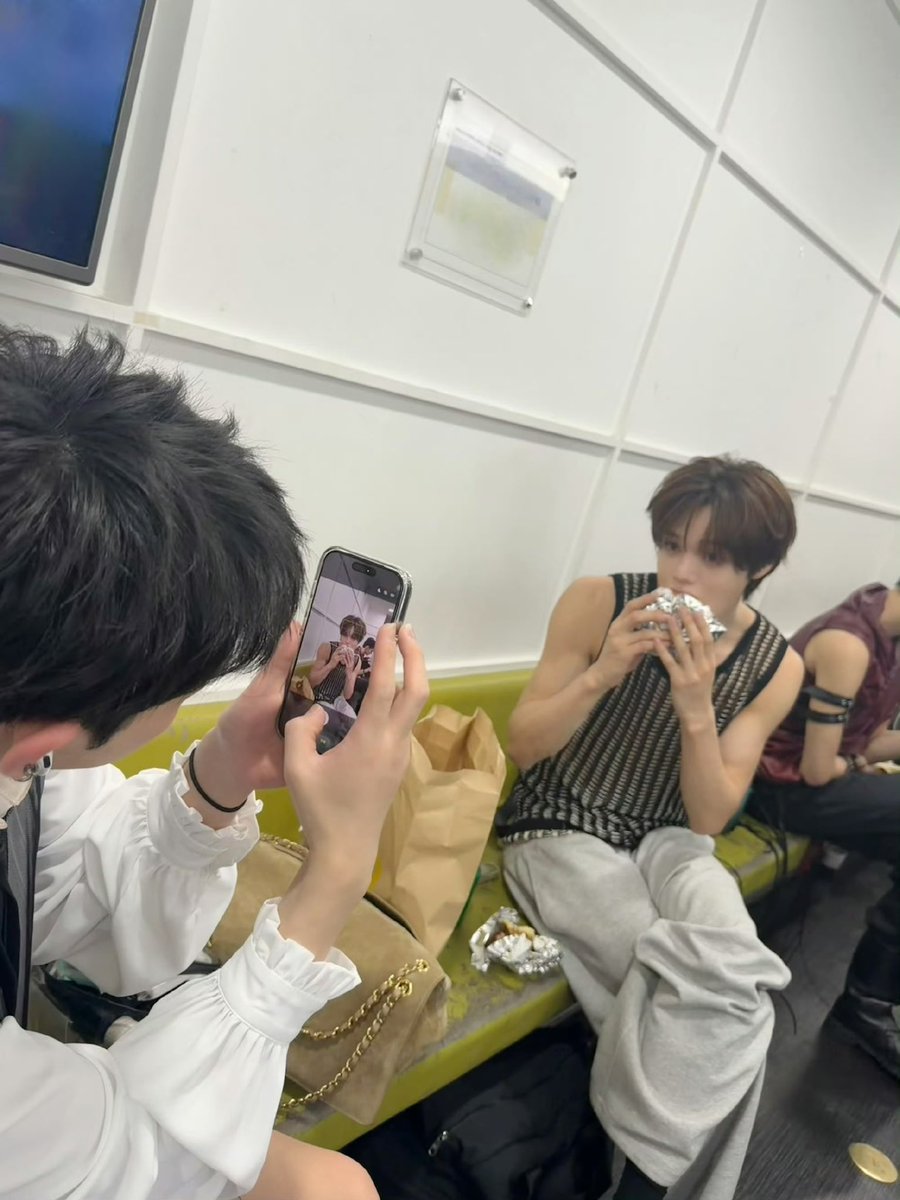ruaaarg's tweet photo. 손목에머리끈 https://t.co/3eTSrR9HbW