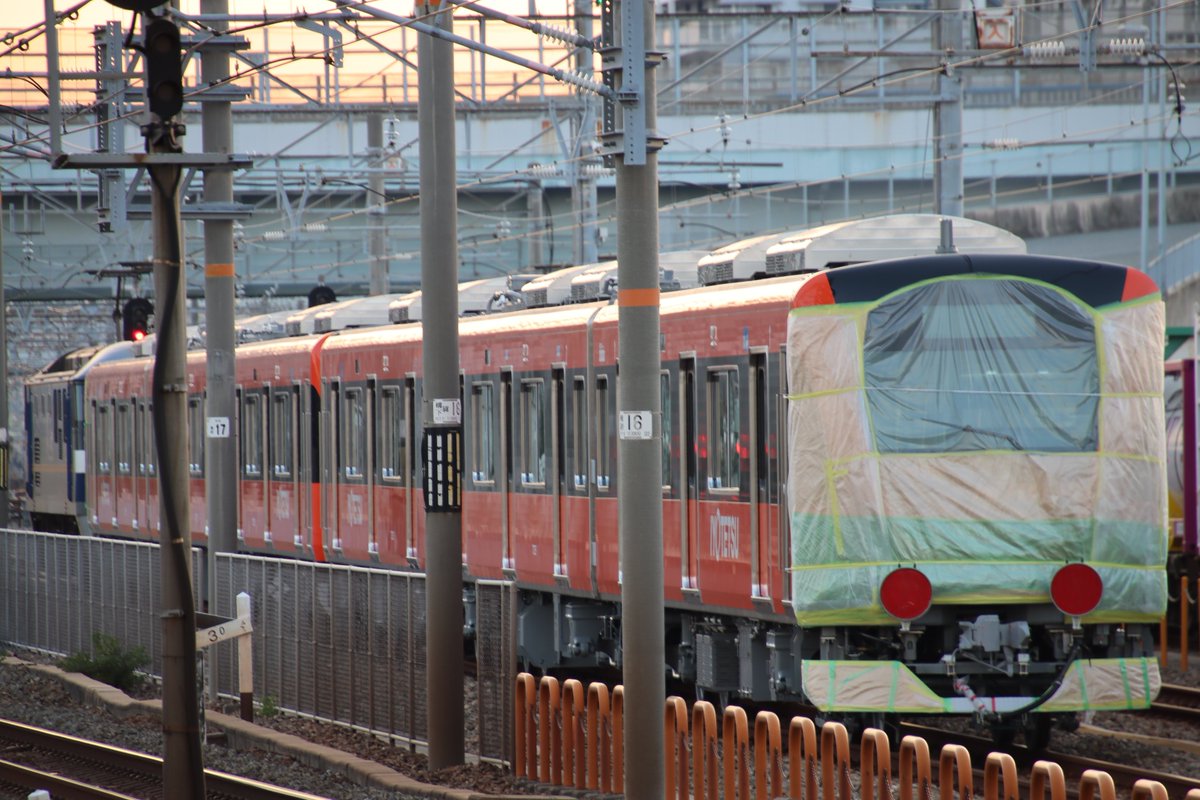 bandjazz's tweet photo. 【近車出場❗️甲種輸送‼️】
伊予鉄7000系(7305F+7306F)6両
[7305+7105+7505] + [7306+7106+7506]
EF210-336(吹田車) 牽引🌈
JR山陽本線(神戸線)鷹取駅隣接
神戸貨物ターミナル到着してたよ💐
🚋-🚋×6B

2026.10.10 https://t.co/vOyeiVpJHx