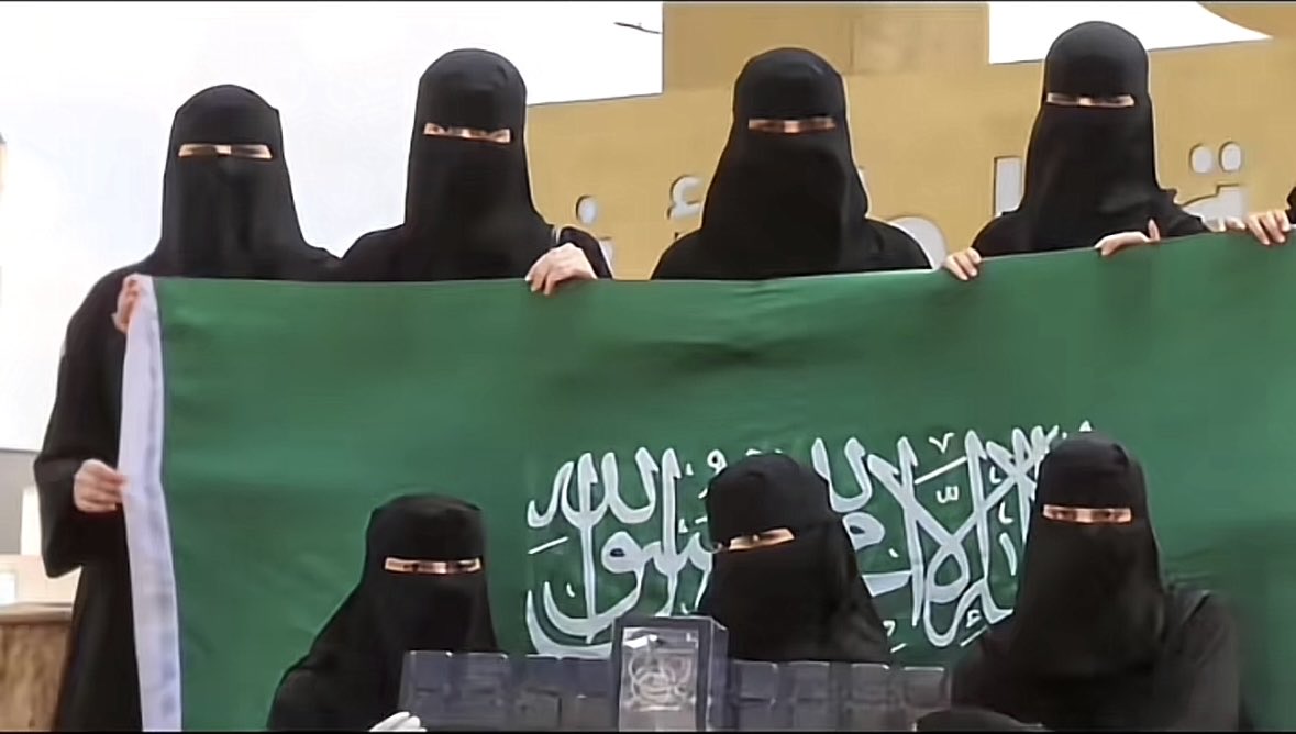 leer5s's tweet photo. بسم الله الرحمن الرحيم

السلام عليكم ورحمة الله وبركاته، وأسعد الله أوقاتكم بكل خير.

منذ أن بدأت الهاشتاقات والمطالبات، وأنا متفرّج لا متحدث، اتباعًا لما يُروى من قول العرب:

«لا يزال الرجل رفيعًا في نفسه حتى يتسقّط أمور النساء فيسقط».

والشأن ليس شأني ، بل هو شأن مجتمع بأكمله، ولكن!

لقد أظهرت ردود فعل نسائنا في المملكة العربية السعودية ما تربّين عليه من عفّة ووعي وحكمة، وما يحملنه من كرامة واعتزاز بدينهن ووطنهن. فالمرأة السعودية فخرٌ لهذا البلد العظيم، وشريكة في بنائه ونهضته، ومنبعٌ للعلم والمعرفة، وركنٌ أصيل من أركان استقرار المجتمع وتقدّمه.

فلا يقوم وطن بسواعد أبنائه وحدهم، بل بتكاتف أبنائه وبناته، ولا يكتمل إنجاز إلا بتكامل الجهود وتضافر العقول. فإذا صلح الأساس، استقامت عليه سائر الأمور.

شكرًا لكم على وعيكم وحسن تعاملكم مع ما يُطرح، وعلى حرصكم على مصلحة الوطن والمجتمع. وفي زمن تتسارع فيه الأخبار، وتتعدد فيه التفسيرات، يبقى الوعي والتثبت من الحقائق خير سبيل لحماية المجتمع من الفرقة وسوء الفهم. ونحن نعلم أن المملكة العربية السعودية تتعرض لحملات إعلامية متعددة، مما يجعل مسؤوليتنا جميعًا أن نتحقق مما يُنشر، وألا نسمح لأحد أن يجعل من الاختلاف بابًا للفتنة بين أبناء الوطن الواحد.

نحن جميعًا مكملون لبعضنا، ويدٌ واحدة في بناء هذا الوطن؛ فلا غنى للرجل عن المرأة، ولا غنى للمرأة عن الرجل، فأنتم الأم والأخت والزوجة والابنة، ولكم في قلوبنا مكانة عظيمة، وبكم تستمر الحياة، وتُبنى الأجيال، وتُصنع الإنجازات.

وإن كان لي أن أتحدث بلسان المحبة والتقدير، فما أقول إلا: حفظكم الله، ورفع قدركم، وكتب لكم الخير في الدنيا والآخرة، وجعلكم فخرًا لأهلكم ووطنكم.

وأستشهد بقول نبينا محمد صلى الله عليه وسلم، أشرف الخلق وخاتم الأنبياء:

قال رسول الله صلى الله عليه وسلم:

«اسْتَوْصُوا بِالنِّسَاءِ خَيْرًا».

متفق عليه، رواه البخاري ومسلم.

وقال صلى الله عليه وسلم:

«إِنَّمَا النِّسَاءُ شَقَائِقُ الرِّجَالِ».

رواه أبو داود والترمذي، وحسّنه أهل العلم.

وقال صلى الله عليه وسلم:

«خَيْرُكُمْ خَيْرُكُمْ لِأَهْلِهِ، وَأَنَا خَيْرُكُمْ لِأَهْلِي».

رواه الترمذي.

وهذه الأحاديث النبوية تذكيرٌ لنا جميعًا بأن حسن معاملة المرأة، وصون كرامتها، والإحسان إليها، من مكارم الأخلاق التي دعا إليها ديننا الحنيف.

ويُروى عن علي بن أبي طالب رضي الله عنه:

«المرأة ريحانة وليست بقهرمانة».

وهي عبارة يُستشهد بها في الحث على إكرام المرأة والرفق بها،

ومن أقوال سمو سيدي ولي العهد محمد بن سلمان بن عبدالعزيز حفظه الله :
( لاشك ان المرأه عملها مهم جدا وهي نصف المجتمع ، انا أدعم السعودية ، ونصف السعودية نساء لذا انا ادعم النساء ).

(ولاننسى ان وراء كل رجل عظيم امرأة اعظم )

وفي الختام، أقول لكل امرأة سعودية:

عسى السعوديات من زودٍ إلى زود
وضحن يفوقن الوضح بالمزايا

غرّب وطول رقاب ووجيه وخدود
ما دفّعن مع سايقين المطايا 🤍

حفظ الله بنات هذا الوطن، وأدام عليكم العز والكرامة والستر، وجعلكم دائمًا مناراتٍ للفخر والنجاح.

القانون يحفظ حقوقكم، والدولة ترعى كرامتكم، وأبناء هذا الوطن يقدّرونكم. ❤️🇸🇦

جعلكم الله من أهل الجنة يا بنات الشيوخ، ويا مناصي العفّة والكرامة.
حفيدات الصحابة والصالحين وحفيدات الشيوخ الي لهم صولة في التاريخ جعل والله الدنيا فداكم ❤️.

والله يديم على وطننا أمنه وعزّه، ويجمع قلوب أبنائه وبناته على الخير والمحبة والوفاء.

#٢٠٣٠_بلا_نقاب10 
#٢٠٣٠_بلا_نقاب9 
#٢٠٣٠_بلا_نقاب8 
#KSA 
#بلاد_الحرمين