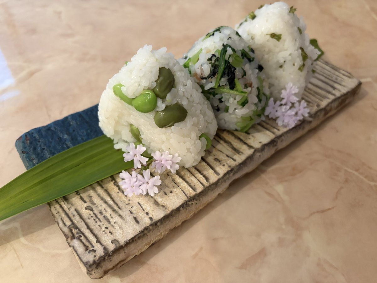 norishiraishis's tweet photo. 秋のおむすび🍂🍙
・黒枝豆のおむすび
・大根の葉とかつお節のおむすび
・塩漬け大葉の実のおむすび

Autumn Onigiri 🍙🍂
・Onigiri with Black Soybeans
・Onigiri with Daikon Radish Leaves &amp; Bonito Flakes
・Onigiri with Salt-Pickled Shiso Seeds 

#おむすび #japanesefood https://t.co/ldRFgd6zJr