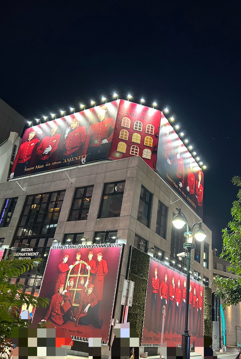 ren_me_216's tweet photo. 久しぶりに渋谷！！
旅行に行くめめとそれを迎えるホテルマン🏨
夜はライトで反射して皆様輝き放ちすぎてた🤣
 #SnowMan
 #AMENITY https://t.co/oBO05EdJsk