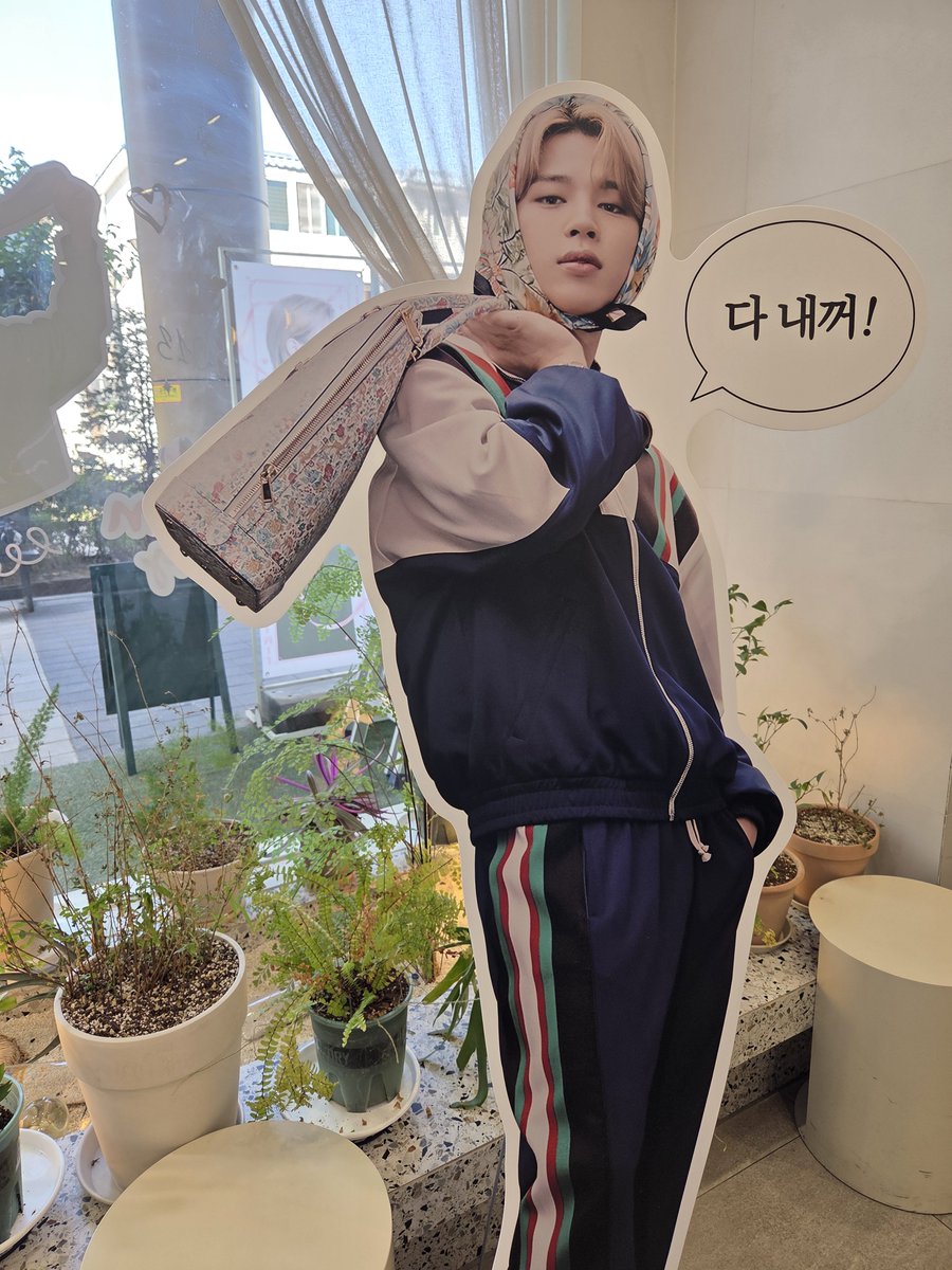 EverAfterJJim's tweet photo. 역시나
카페 안에 자리가 꽉 차서
딸기라떼 챙겨들고
밖에 벤치에 앉아
잠시 행복에 빠지기 💛 

#HeartStealer #범인은_박지민
@ALLFORJIMIN_KOR 감사합니다 🙆‍♀️ https://t.co/tWE5gPBolf