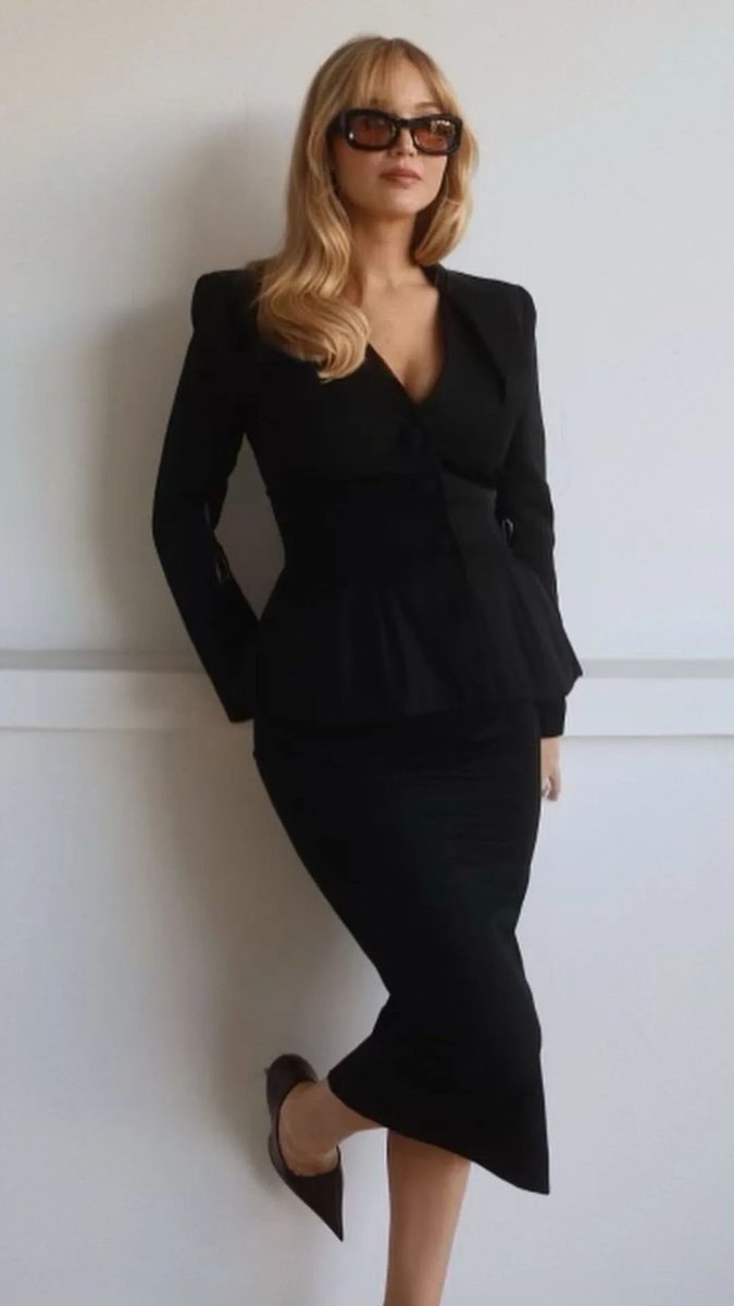 JenniferLazx9s's tweet photo. Walking in confidence, glowing with purpose. ✨ https://t.co/c26VWQPv0J