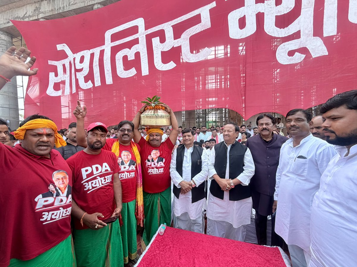 shivpalsinghyad's tweet photo. श्रद्धेय नेताजी की पुण्यतिथि पर शत शत नमन। https://t.co/jyqqLOd1Vc