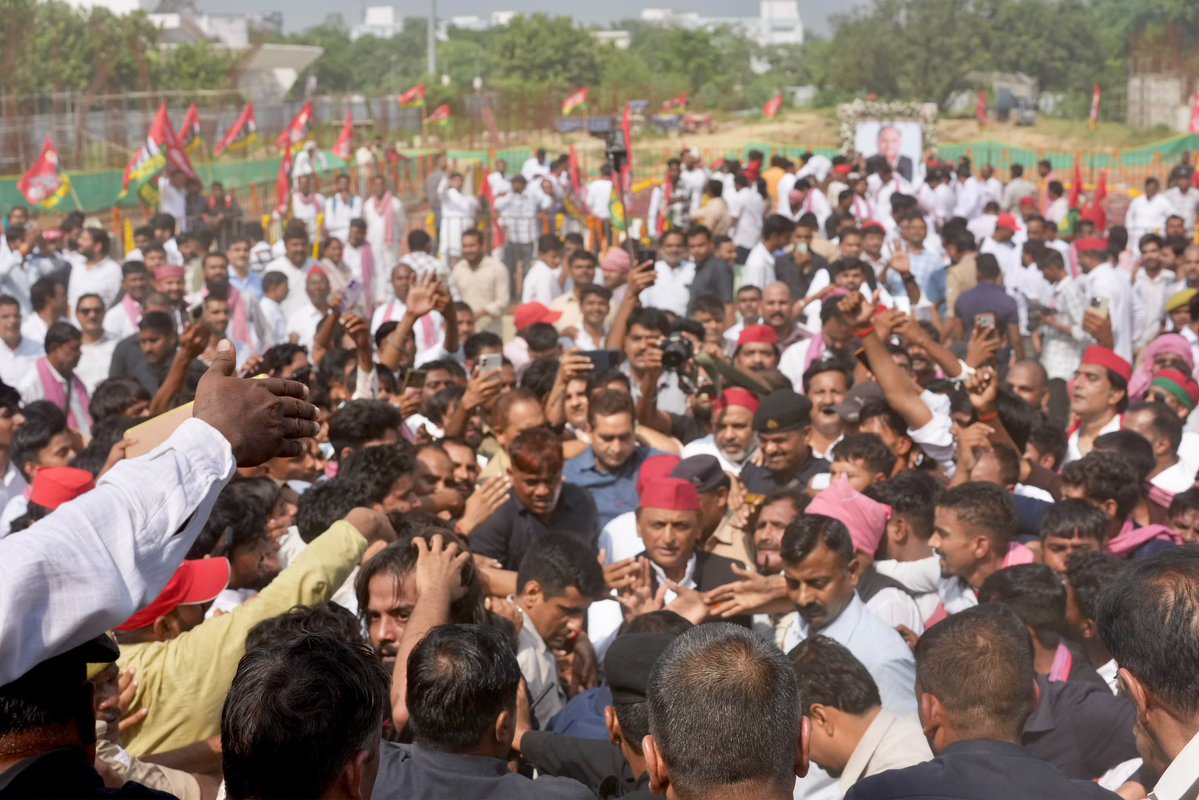 yadavakhilesh's tweet photo. नेताजी की पुण्यतिथि पर कोटि-कोटि नमन!

समाजवादी सिद्धांतों के लिए समर्पित नेता जी का जीवन हम सबकी सबसे बहुमूल्य धरोहर है। 

नेताजी का ये मानना हमारे लिए सबसे बड़ी सीख है कि ‘मदद’ ही मानवता की पहली सीढ़ी है। 

नेता जी ने सिखाया कि जो सबसे कमज़ोर हो उसकी ओर हाथ बढ़ाओ, उसे अपना हमक़दम बनाओ। 

नेताजी ने समझाया केवल भेदभाव को ही नहीं मिटाना है, भेद के भाव को भी मिटाना है। 

काग़ज़ पर लिखी समानता से कुछ नहीं होगा, जब तक मनमुटाव नहीं मिटेगा तब तक सच्चा बदलाव नहीं आएगा। 

जब तक लोग ‘पीड़ित, दुखी, अपमानित’ हैं तब तक हम सबको संघर्ष जारी रखना है।

आज हर पीड़ित को एकसूत्र करने के लिए हम ‘पीडीए’ के रूप में जिस ‘प्रेम, दया, अपनापन’ को बुनियाद मान रहे हैं, नेताजी सदैव उसके जीवंत उदाहरण रहे। 

नेता जी ‘पीडीए के प्रकाशस्तंभ’ बनकर हमेशा राह दिखाते रहेंगे। 

नेताजी की हर स्मृति एक प्रेरणा है।

पुन: कोटि-कोटि नमन!