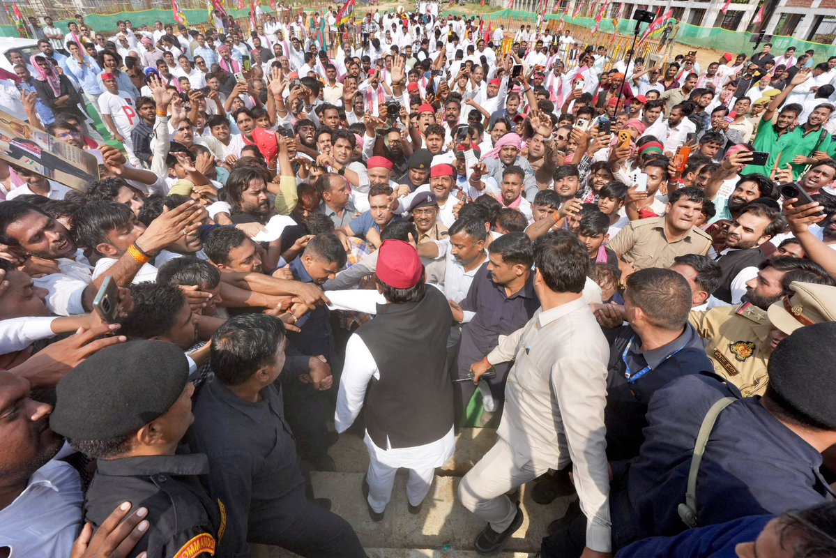yadavakhilesh's tweet photo. नेताजी की पुण्यतिथि पर कोटि-कोटि नमन!

समाजवादी सिद्धांतों के लिए समर्पित नेता जी का जीवन हम सबकी सबसे बहुमूल्य धरोहर है। 

नेताजी का ये मानना हमारे लिए सबसे बड़ी सीख है कि ‘मदद’ ही मानवता की पहली सीढ़ी है। 

नेता जी ने सिखाया कि जो सबसे कमज़ोर हो उसकी ओर हाथ बढ़ाओ, उसे अपना हमक़दम बनाओ। 

नेताजी ने समझाया केवल भेदभाव को ही नहीं मिटाना है, भेद के भाव को भी मिटाना है। 

काग़ज़ पर लिखी समानता से कुछ नहीं होगा, जब तक मनमुटाव नहीं मिटेगा तब तक सच्चा बदलाव नहीं आएगा। 

जब तक लोग ‘पीड़ित, दुखी, अपमानित’ हैं तब तक हम सबको संघर्ष जारी रखना है।

आज हर पीड़ित को एकसूत्र करने के लिए हम ‘पीडीए’ के रूप में जिस ‘प्रेम, दया, अपनापन’ को बुनियाद मान रहे हैं, नेताजी सदैव उसके जीवंत उदाहरण रहे। 

नेता जी ‘पीडीए के प्रकाशस्तंभ’ बनकर हमेशा राह दिखाते रहेंगे। 

नेताजी की हर स्मृति एक प्रेरणा है।

पुन: कोटि-कोटि नमन!