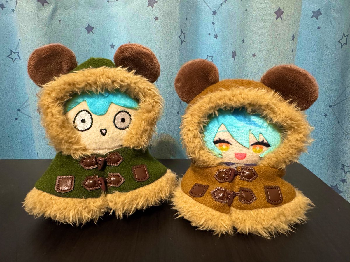 drp_cancan's tweet photo. ちょっと……Dさんで最近出たユニ🧸さんのダッフルコート、あまりにも可愛すぎるのでオススメです！大きさもぱぺとかちびぬいにちょうどいい！！多分ぬいには小さすぎる🥺たうんは持ってなくて比較できなくてすまん💦
生地がしっかりしてるので、普段ちゃんと座ってくれない子もすごく安定してくれる！ https://t.co/qGWB1ueAPv