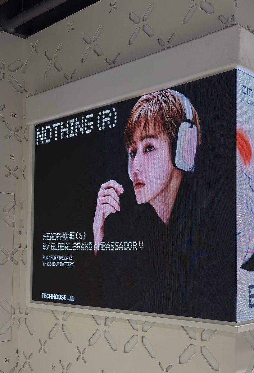 BTSV_TH's tweet photo. Nothing จัดเต็ม! พา ‘วี BTS’ เทคโอเวอร์จอดิจิทัลกว่า 15 จุดทั่ว TECHHOUSE by Dotlife ณ One Bangkok

‘วี BTS’ ขึ้นจอดิจิทัลกว่า 15 จุดทั่ว TECHHOUSE by Dotlife แลนด์มาร์คไอทีและไลฟ์สไตล์ดิจิทัลขนาดใหญ่ที่สุดในประเทศไทย ณ One Bangkok และภาพของวียังปรากฏตามร้านตัวแทนจำหน่ายชั้นนำทั้ง AIS, BaNANA, Dotlife, Power Buy และ True ทั่วประเทศกันเป็นที่เรียบร้อยแล้ว 

แอบสปอยล์เล็กๆ แอดกำลังเตรียมกิจกรรมสนุก ๆ ให้ทุกคนได้ร่วมลุ้นกันเร็ว ๆ นี้ ใครไม่อยากพลาด อย่าลืมติดตามความเคลื่อนไหวทางหน้าเพจ BTS V THAILAND ไว้ได้เลยค่าาา~  

#VwithNothing #VxNOTHING #VwearsNothing