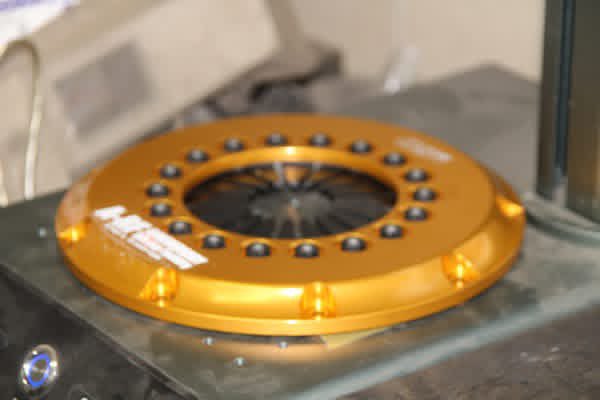 arf_taka's tweet photo. RX-7 FD3S 20Bペリエンジン搭載その他
クラッチカバーにレーザー刻印完了！
ＯＳ技研製ですが、当社オリジナルの仕様になっております。
わからなくならないように当社ロゴと仕様を刻印しました！ https://t.co/9Y9gjm8ORQ