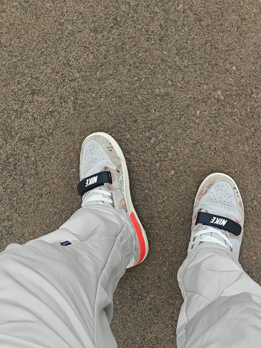 ToryLanezWrld's tweet photo. Whats on your feet? https://t.co/kXglmu07uk