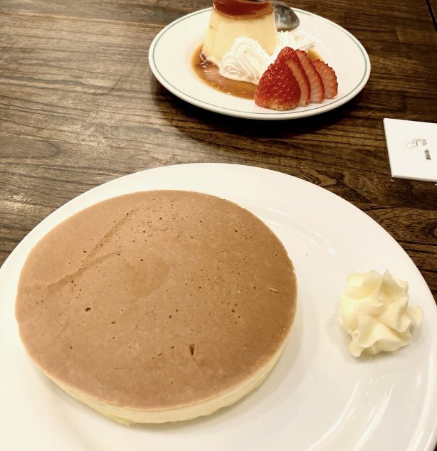 fujinopro's tweet photo. ドラマ『#団地のふたり』と言えば美味しそうなホットケーキ🥞ですが、喫茶店「まつ」のロケ地は京成立石の「パール」さんです！🥞はありませんがナポリタンやクリームソーダなど美味しいものがたくさん！原作小説の方のモデルの喫茶店は京王線八幡山の「すぎ」です！こちらは🥞が絶品です！是非！😊 https://t.co/LttkCDAvM0