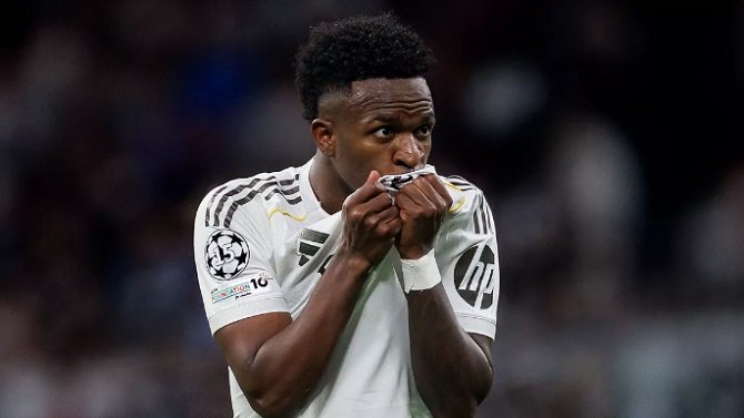 YasujiroOficial's tweet photo. Si se fijan, los periodistas que querían a Vinicius fuera del Madrid y han salido derrotados tras su renovación hasta 2032, ahora van a por Mbappé. Lo único que pretenden es desprestigiar a las estrellas del Real Madrid para desestabilizar el club. El periodismo deportivo español, salvo honrosas excepciones, produce vergüenza ajena.