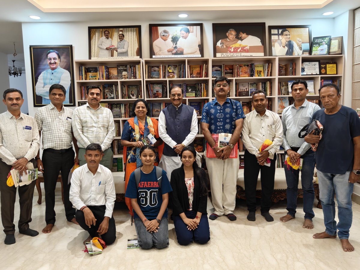 DrRPNishank's tweet photo. पुस्तकें विचारों को विस्तार देती हैं और शिक्षा जीवन को नई दिशा। 

आज नई दिल्ली स्थित मेरे आवास पर गुजरात के ‘वांचे गुजरात’ अभियान से प्रेरित ‘परेश पंड्या वाचनवीर पुरस्कार’ के विजेता विद्यार्थियों एवं शिक्षकों से आत्मीय भेंट हुई।

इस अवसर पर विद्यार्थी वर्ग के विजेता जलधि तपोधन (अहमदाबाद), रोशनी चौहान (बोटाद) एवं विक्रम सिंह (बारडोली) तथा शिक्षक वर्ग के विजेता सुरेश घोरिया (सुरेंद्रनगर), चेतन वणकर (पंचमहल), अधिनभाई अवैया (काछल) एवं खोडाजी ठाकोर (साबरकांठा–नर्मदा क्षेत्र) को हार्दिक बधाई एवं उज्ज्वल भविष्य की शुभकामनाएँ दीं।

पठन केवल ज्ञानार्जन नहीं, बल्कि चिंतन की गहराई, दृष्टि की व्यापकता और व्यक्तित्व की परिपक्वता का आधार है। ‘वांचे गुजरात’ जैसी पहलें समाज में ज्ञान-संस्कृति के विस्तार और नई पीढ़ी में अध्ययनशीलता के विकास की दिशा में सराहनीय प्रयास हैं।

पुस्तकों से समृद्ध चेतना और शिक्षकों से संस्कारित पीढ़ियाँ ही सशक्त राष्ट्र का निर्माण करती हैं। सभी विजेताओं की ज्ञान-साधना निरंतर नई ऊँचाइयाँ प्राप्त करे और राष्ट्र के उज्ज्वल भविष्य में सार्थक योगदान दे।
