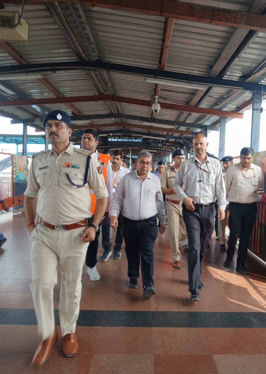 RailwayNorthern's tweet photo. Paving the way for a seamless transit network. 

Shri Rajesh Kumar Pandey, General Manager, Northern Railway visited the New Delhi Railway Station to review ongoing redevelopment work. His inspection was focused on accelerating project milestones, upgrading passenger amenities, and ensuring high standards of safety and efficiency as the station transforms into a modern, state-of-the-art transit hub.