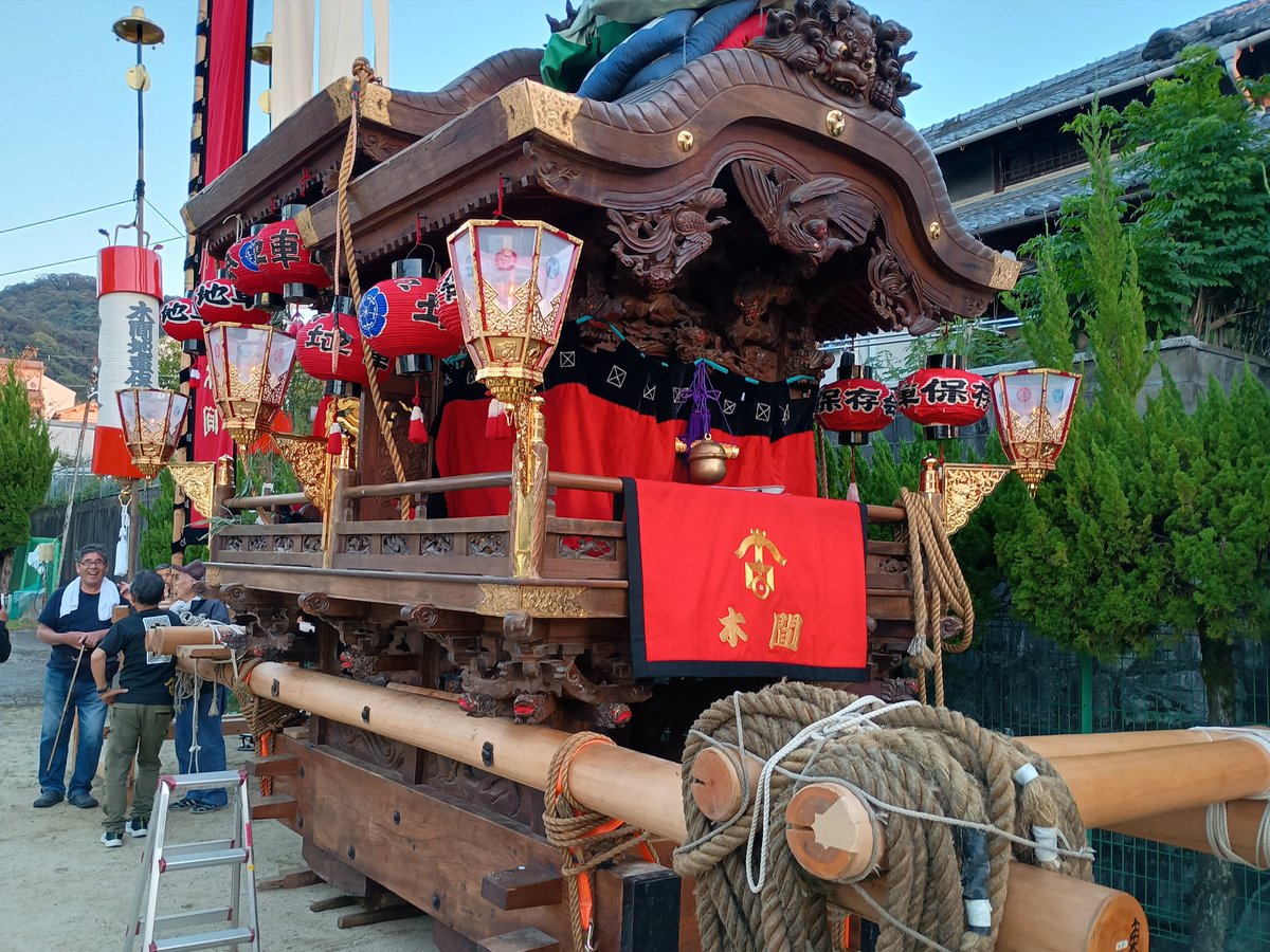 morichan55net's tweet photo. #四條畷　#森本勉　
今夜は地元の #秋祭り #宵宮 です。最初が自宅のある #滝木間 地区の #木間  
のだんじりです。優美な姿です。そのあと #米崎 地区に来ました。#四條畷高校 の吹奏楽部 の演奏です https://t.co/Nh26IjZRid