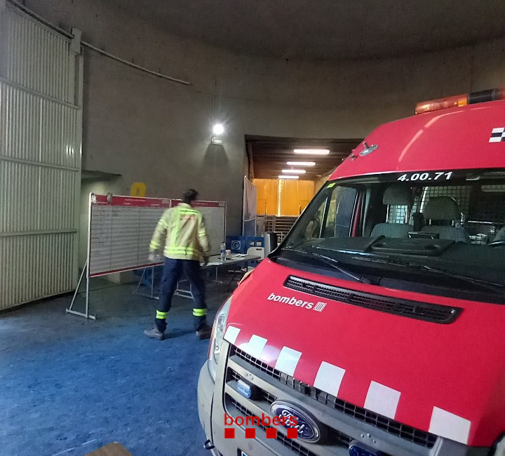 bomberscat's tweet photo. Continuem la recerca del menor desaparegut a Granollers. Treballem amb 8 dotacions terrestres, la unitat canina #GRCR, 2 equips de submarinistes #GRAEsub, la Unitat de Drons, 4 unitats #EPAF i, encara al Palau d’Esports, la Unitat de Comandament Mitjà #UCM. https://t.co/bq3dAiNNHu