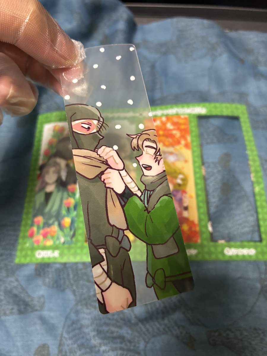 132anthology's tweet photo. ノベルティは四季の伊雑イラストのクリアしおり4枚セットです。A5サイズの台紙からペリペリっと剥がしてご利用ください。
イラスト:
ほしこ(@hosiasaa )様
配達員(@00_sxa )様
ヘッドフォン(@Headphoooones )様
フルフル(@furukawa15 ) https://t.co/huIupjDY0l