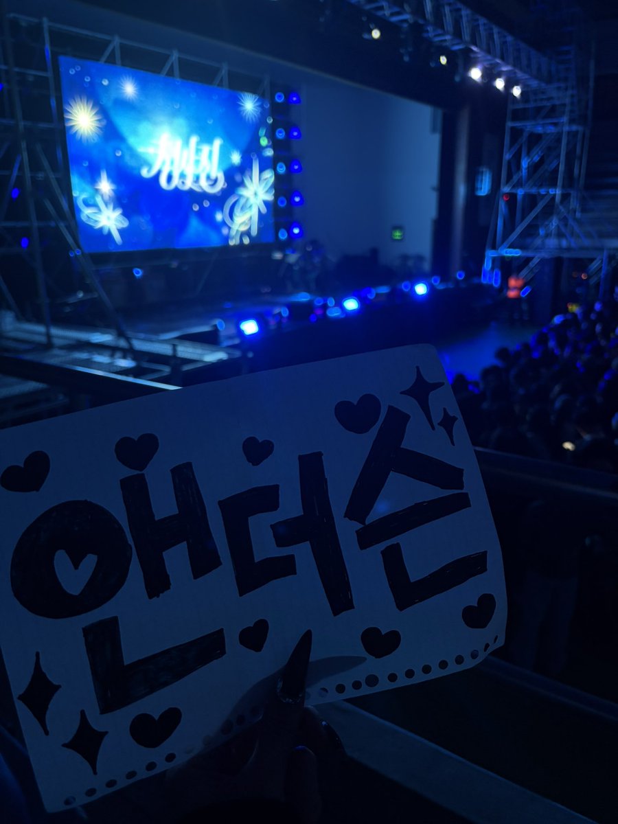 foranders0n's tweet photo. 261007 홍익대
2층에 있어도 찾아줌ㅜㅜ(진심 놀람ㅎㅎ)
근데 모자는 제발🚫🫷🏻 https://t.co/fEAzCuudqL