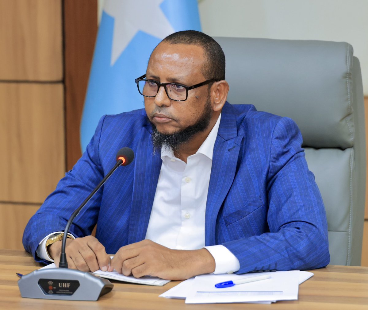 JSStatehouse's tweet photo. Wasiirka Wasaaradda Awqaafta iyo Arrimaha Diinta ee Dowladda Jubbaland, Mudane Maxamed Yuusuf Cumar, ayaa maanta guddoomiyey shirka Golaha Wasiirrada Dowladda Jubbaland, kaas oo lagu ansixiyey Miisaaniyadda Dowladda ee sannadka 2027.

Wasaaradda Maaliyadda iyo Horumarinta Dhaqaalaha ayaa Golaha la wadaagtay warbixin ku saabsan miisaaniyadda, iyadoo sheegtay in dakhliga gudaha uu kordhay 2.42%, halka wadarta guud ee Miisaaniyadda Dowladda ee sannadka 2027 ay dhan tahay $60,886,783.86.

Waxaa Miisaaniyadda sannadka 2027 si gaar ah diiradda loogu saaray qorsheynta maaliyadda dowladda iyo mudnaanta hawlaha la qorsheeyey in la fuliyo sannadka soo socda.

Miisaaniyaddan ayaa saldhig u noqonaysa maareynta dakhliga, qorsheynta iyo habaynta kharashaadka dowladda, iyo hirgelinta barnaamijyada horumarineed ee mudnaanta u leh bulshada Jubbaland.

                 DHAMMAAAD
