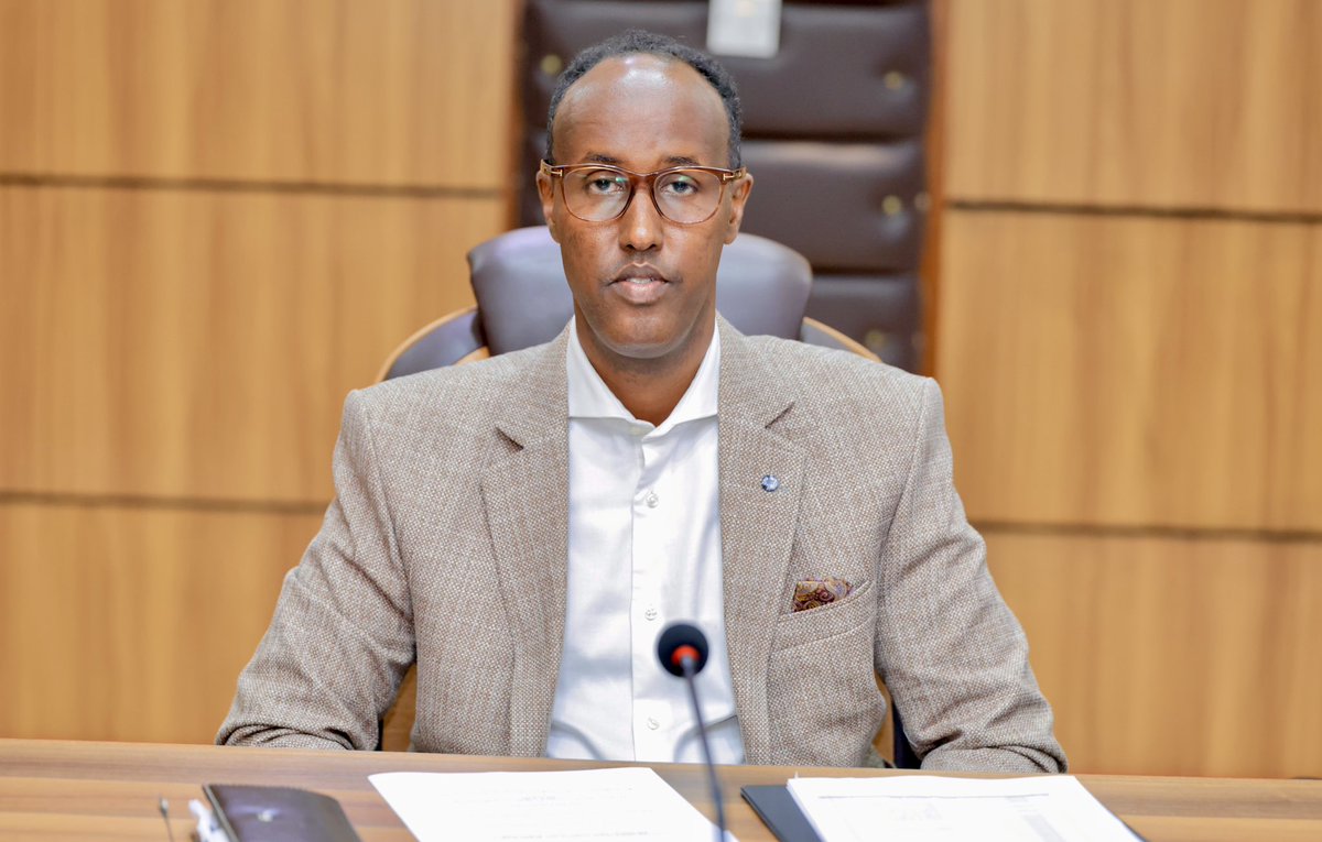 JSStatehouse's tweet photo. Wasiirka Wasaaradda Awqaafta iyo Arrimaha Diinta ee Dowladda Jubbaland, Mudane Maxamed Yuusuf Cumar, ayaa maanta guddoomiyey shirka Golaha Wasiirrada Dowladda Jubbaland, kaas oo lagu ansixiyey Miisaaniyadda Dowladda ee sannadka 2027.

Wasaaradda Maaliyadda iyo Horumarinta Dhaqaalaha ayaa Golaha la wadaagtay warbixin ku saabsan miisaaniyadda, iyadoo sheegtay in dakhliga gudaha uu kordhay 2.42%, halka wadarta guud ee Miisaaniyadda Dowladda ee sannadka 2027 ay dhan tahay $60,886,783.86.

Waxaa Miisaaniyadda sannadka 2027 si gaar ah diiradda loogu saaray qorsheynta maaliyadda dowladda iyo mudnaanta hawlaha la qorsheeyey in la fuliyo sannadka soo socda.

Miisaaniyaddan ayaa saldhig u noqonaysa maareynta dakhliga, qorsheynta iyo habaynta kharashaadka dowladda, iyo hirgelinta barnaamijyada horumarineed ee mudnaanta u leh bulshada Jubbaland.

                 DHAMMAAAD