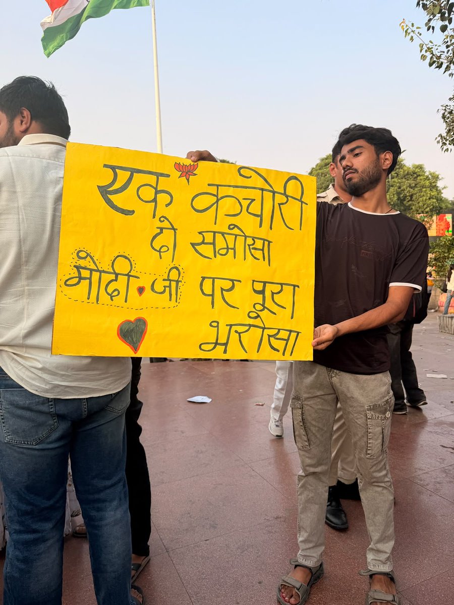 ViewLala's tweet photo. एक कचौरी दो समोसा
मोदी जी पर है भरोसा
#नमो https://t.co/B9yr0aW0ta