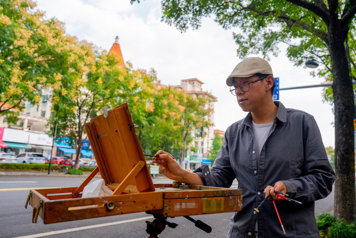 HAISHULOU's tweet photo. Capturing Ningbo on Canvas

Amid the red fruits and golden leaves of Qinglin Bay, Ningbo painter Dai Songlin captures the city one brushstroke at a time.

#Ningbo #Haishu #NingboLife #StreetPainting #LocalStories #CityMemories https://t.co/XOdDommGAE