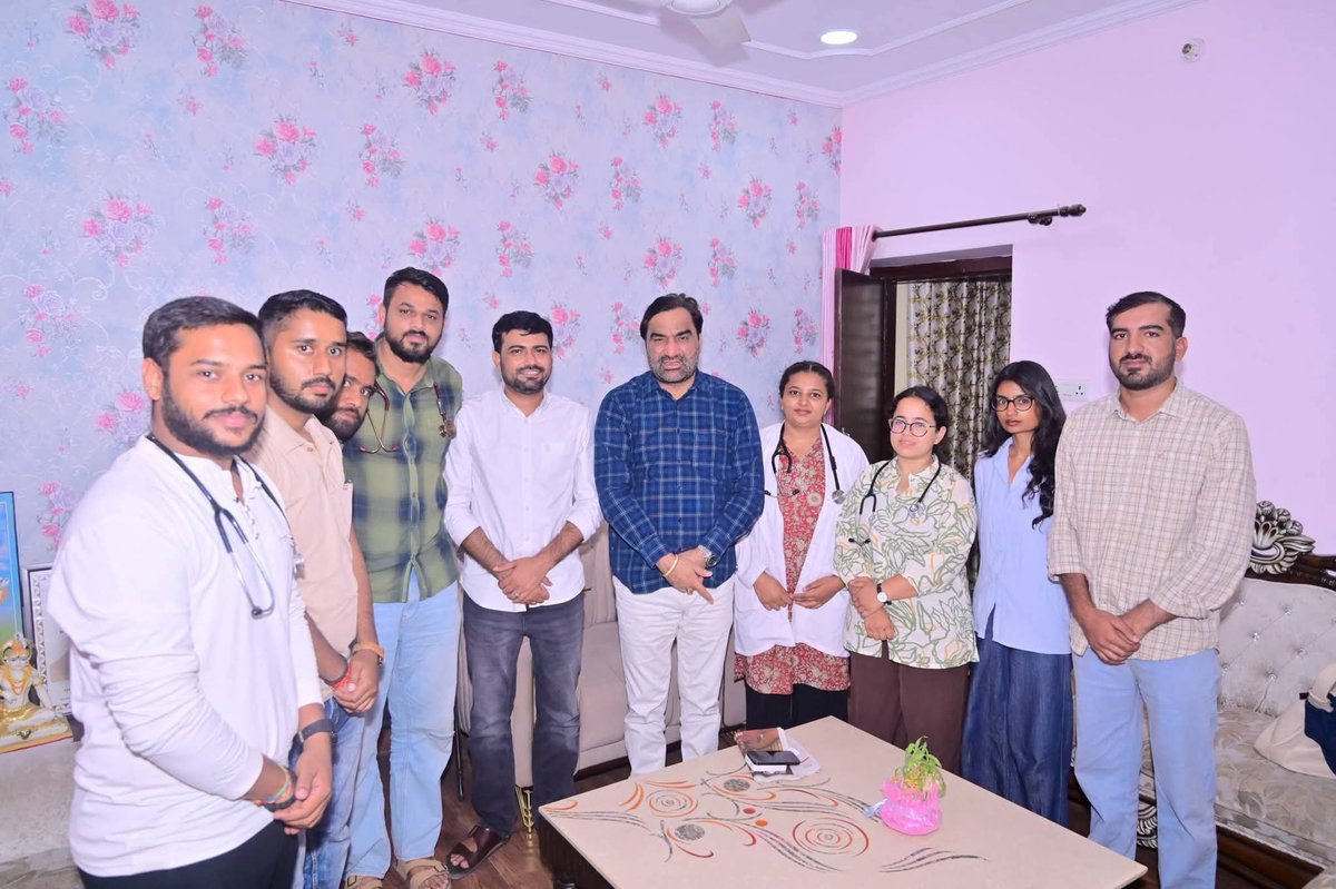 ExposeNowNews's tweet photo. #jaipur
FMG डॉक्टरों को RLP का साथ, बेनीवाल बोले—हक और सम्मान के लिए लड़ेंगे..
@hanumanbeniwal @RajCMO
#FMGDoctors #MedicalStudents #ExposeNow https://t.co/d1Q4w6SgzH
