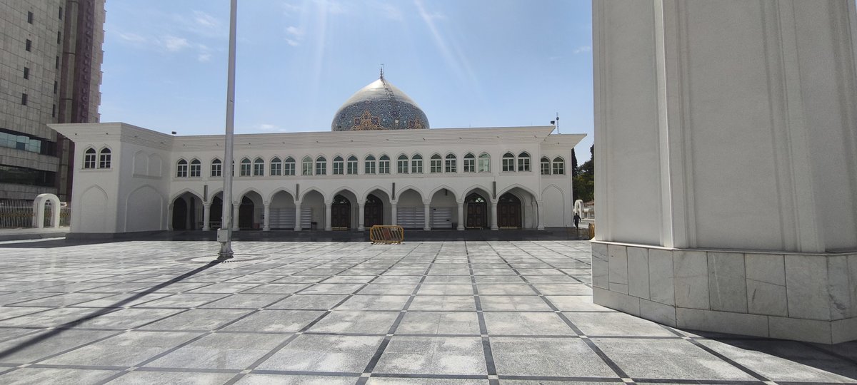 smaeel_azari's tweet photo. دو سال است برای درمان پسر خردسالم مرتب به شیراز می‌روم. بارها از خستگی، کنار ده‌ها همراه بیمار، روی چمن‌های بلوار روبه‌روی مسجد بزرگی در نزدیکی بیمارستان نمازی خوابیده‌ام؛ مسجدی چند هزار متری که بیشتر اوقات بعد از نماز جماعت بسته است و گاهی مردم در همان بلوار نماز می‌خوانند.

کاش در کنار ساخت مسجد، به همراه‌سرای بیماران هم فکر کنیم؛ جایی برای استراحت کسانی که روزها و شب‌ها نگران عزیزانشان هستند و جایی برای آسودن ندارند.
مسجد و همراه‌سرای بیمار، هر دو می‌توانند خانه امید باشند. چه خوب است در ساختن بناهای دینی، نیازهای واقعی انسان‌های خسته و رنج‌دیده را هم ببینیم؛ شاید گاهی ثوابِ ساختن یک سرپناه، کمتر از ساختن یک مسجد نباشد.