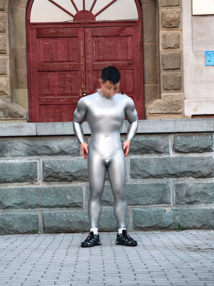 amoysugar's tweet photo. 愿赌服输的社死现场:
衣服留在酒店，只穿着全包胶衣去隔壁城市一日游。
第一次只穿胶衣出门——高铁、公交、商场、公园一路硬走。
最后��景点请路人��叔帮忙拍照留恋。 https://t.co/kKyj1sZfkB
