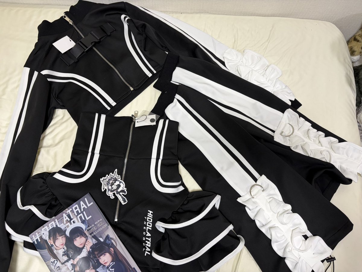 ch_thousellier's tweet photo. 🖤ラフォーレ原宿のテオドールポップアップ行ってきました。欲しかった黒ジャージをセットで買いました。わーん可愛い幸せ♪ https://t.co/fQK0z4B0Ye
