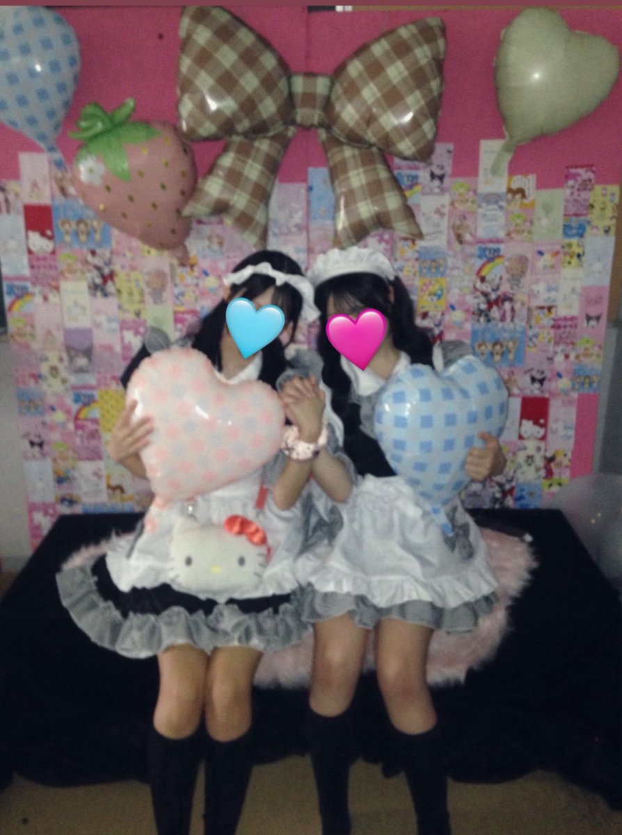 exqll0's tweet photo. ラスト文化祭´т ‧̫ т ̀風船の持ち方きもくてわらう https://t.co/FIG2N9uf99