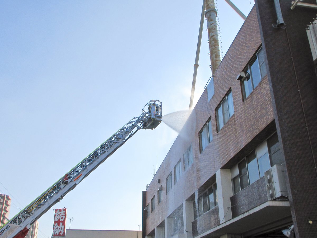 tonomrem's tweet photo. 南は知多市から北は名古屋市中村区まで駆け回ったがよい被写体（消防車）に巡り合えず… と思ったら、最後に立ち寄ったいつもの場所ではしご車での救出訓練に遭遇。最後は庁舎へ放水までしておった。うむ… 最高。やはりここが一番だ。青い鳥はすぐ近くにいた、みたいな。 https://t.co/xuAbTm7gcm