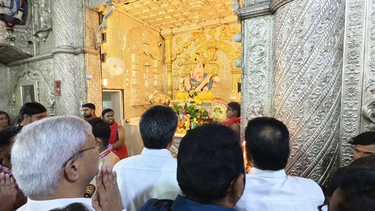 RRPSpeaks's tweet photo. बाप्पाच्या दरबारात हजेरी आणि मनोभावे दर्शन...
 
जगभरातील कोट्यवधी भाविकांचं श्रद्धास्थान असलेल्या श्रीमंत दगडूशेठ हलवाई गणपती बाप्पाचं मनोभावे दर्शन घेतलं. राज्यातील विद्यार्थ्यांवर आलेलं भ्रष्टाचाराचं संकट दूर करण्यासाठी, भिमनवार यांनी राजीनामा देऊन पदापासून दूर व्हावं, यासाठी त्यांना सद्बुद्धी दे, अशी प्रार्थना बाप्पाच्या चरणी केली.
 
यावेळी विश्वस्त मंडळाच्या वतीने करण्यात आलेल्या सन्मानाचा नम्रपणे स्वीकार केला. कार्यकर्ते आणि विद्यार्थी यावेळी उपस्थित होते.

#श्रीमंत_दगडूशेठ_हलवाई_गणपती #गणपती_बाप्पा_मोरया